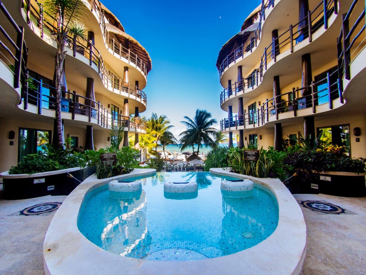 Beachfront apartment for sale in Playa del Carmen - pool with ocean view