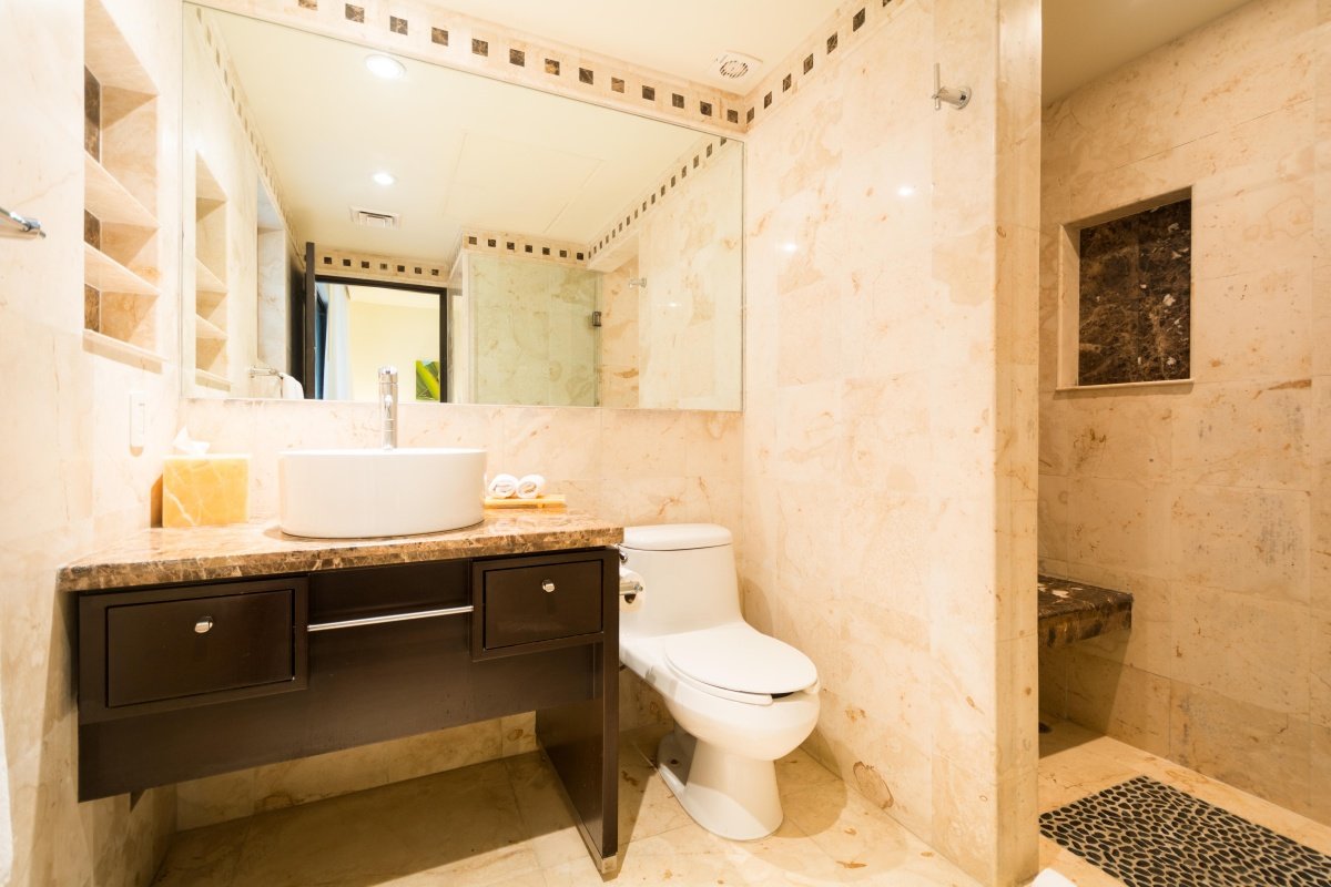 Beachfront condo for sale in Playa del Carmen – bathroom, view toward the mirror