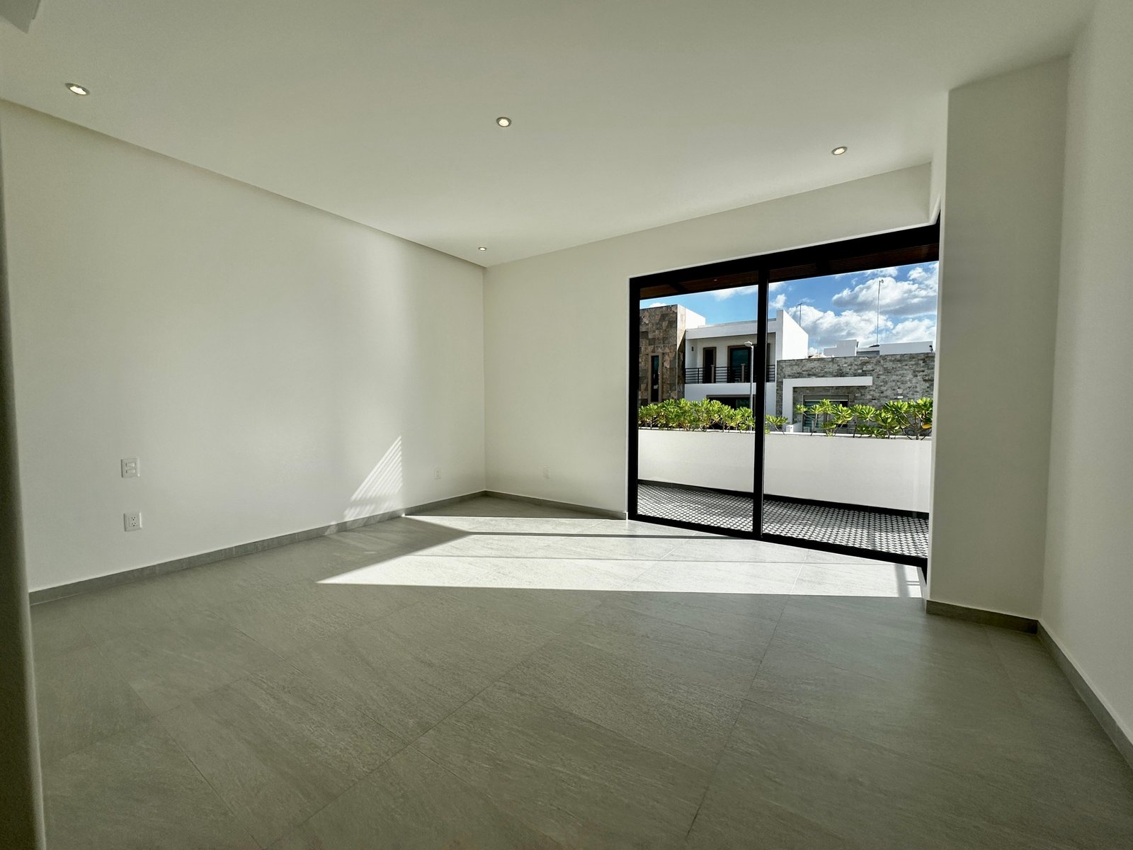 House for sale on Huayacan Avenue – bright bedroom with natural light, features a balcony overlooking the street