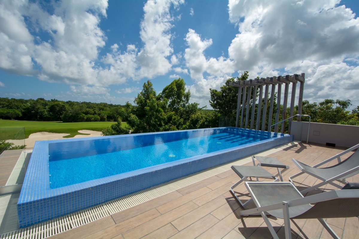 House for sale in Cancún Country Club – pool with view of golf course