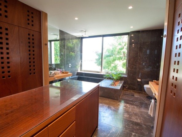 House for sale in Cancún Country Club - dressing room bathroom, view toward the jacuzzi