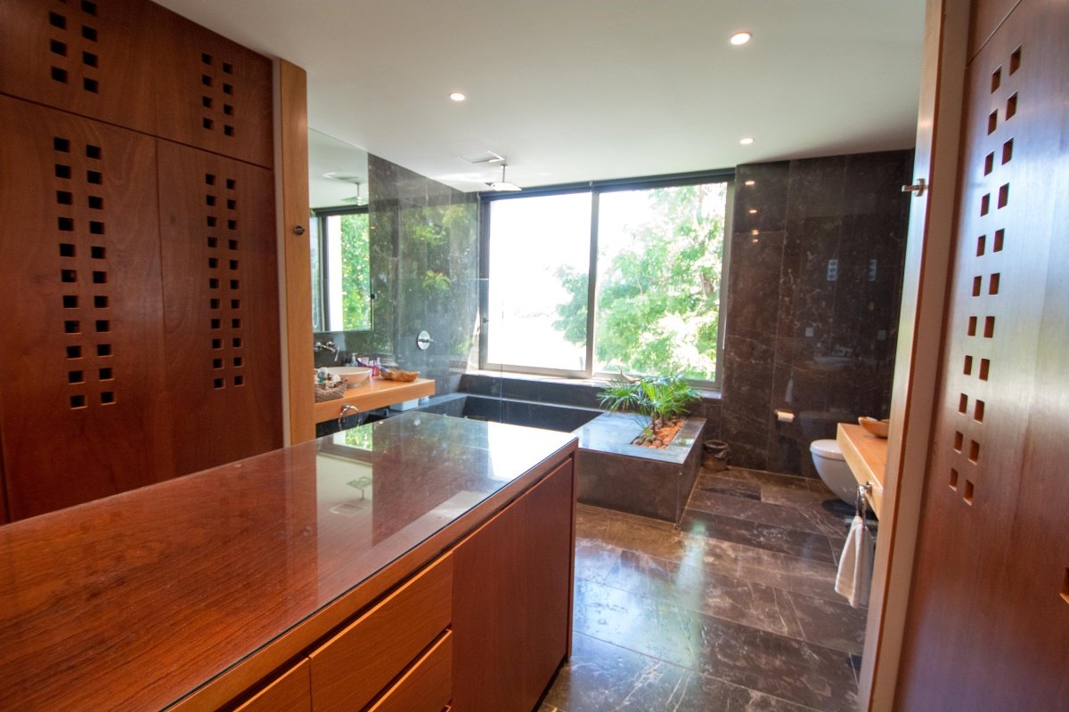 House for sale in Cancún Country Club - dressing room bathroom, view toward the jacuzzi