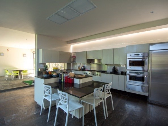 House for sale in Cancún Country Club - kitchen, view toward dining room and full kitchen