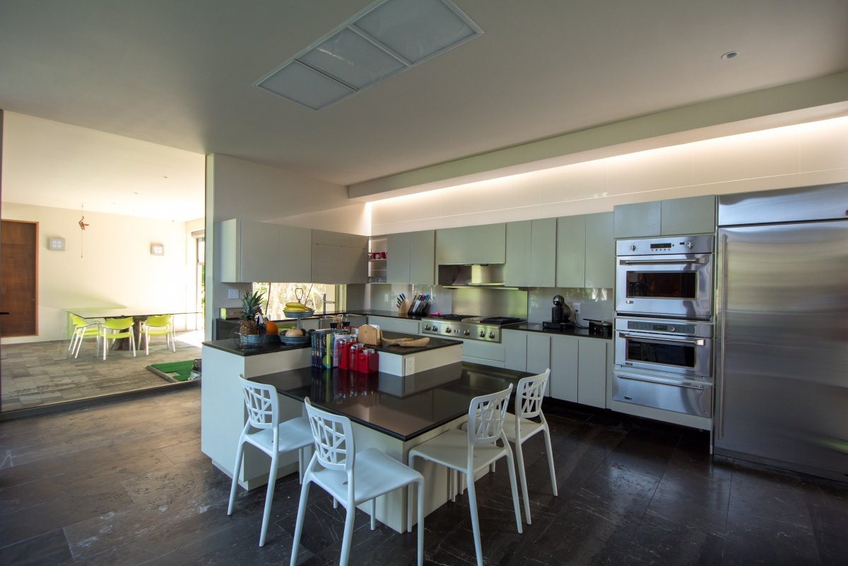House for sale in Cancún Country Club - kitchen, view toward dining room and full kitchen