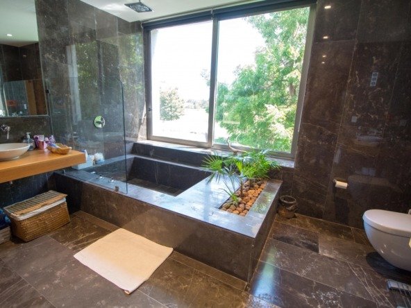 House for sale in Cancun Country Club - bathroom, view of the jacuzzi and window