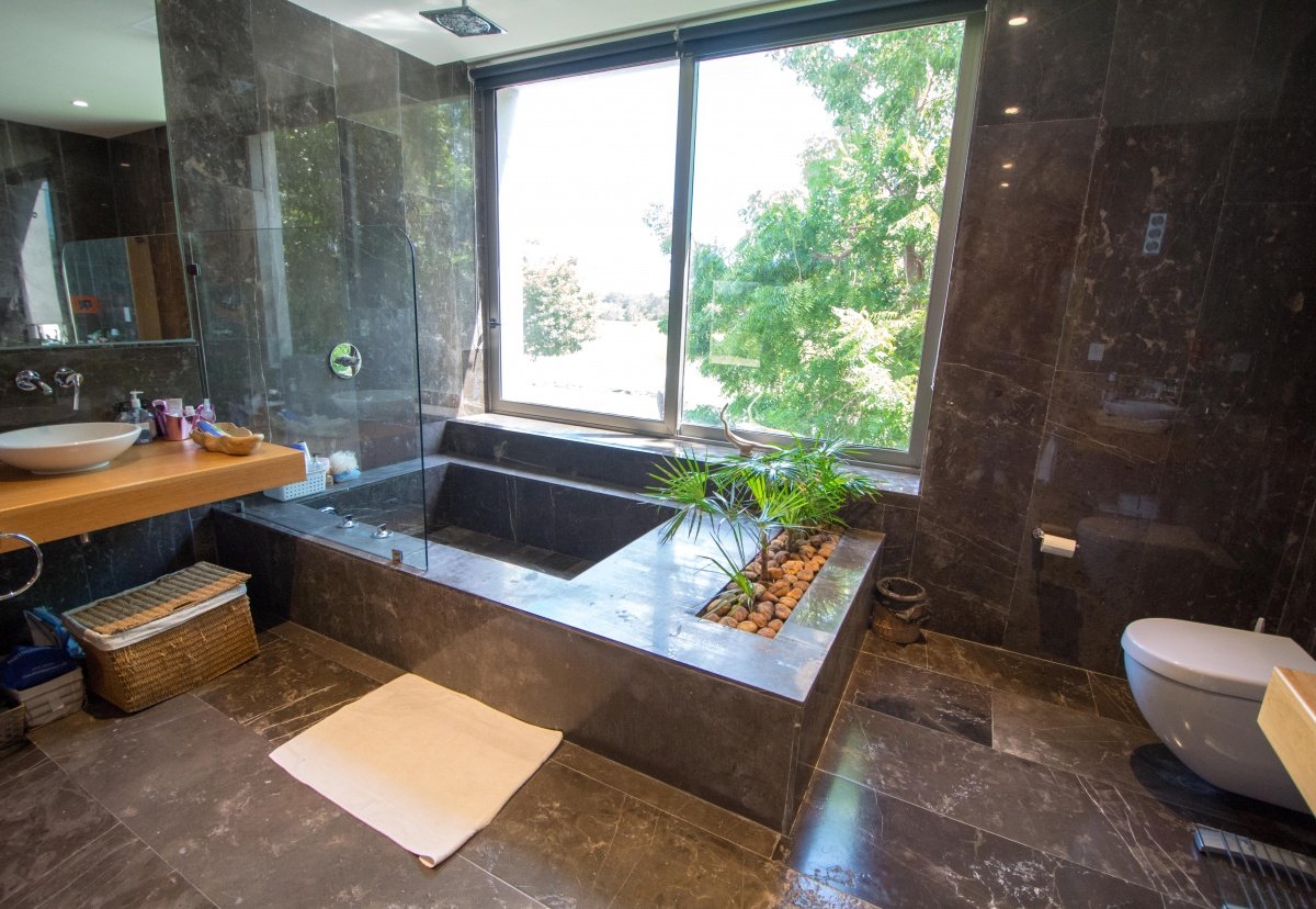 House for sale in Cancun Country Club - bathroom, view of the jacuzzi and window