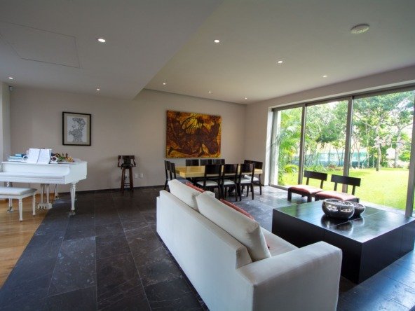 House for sale in Cancún Country Club - view from living room to back garden