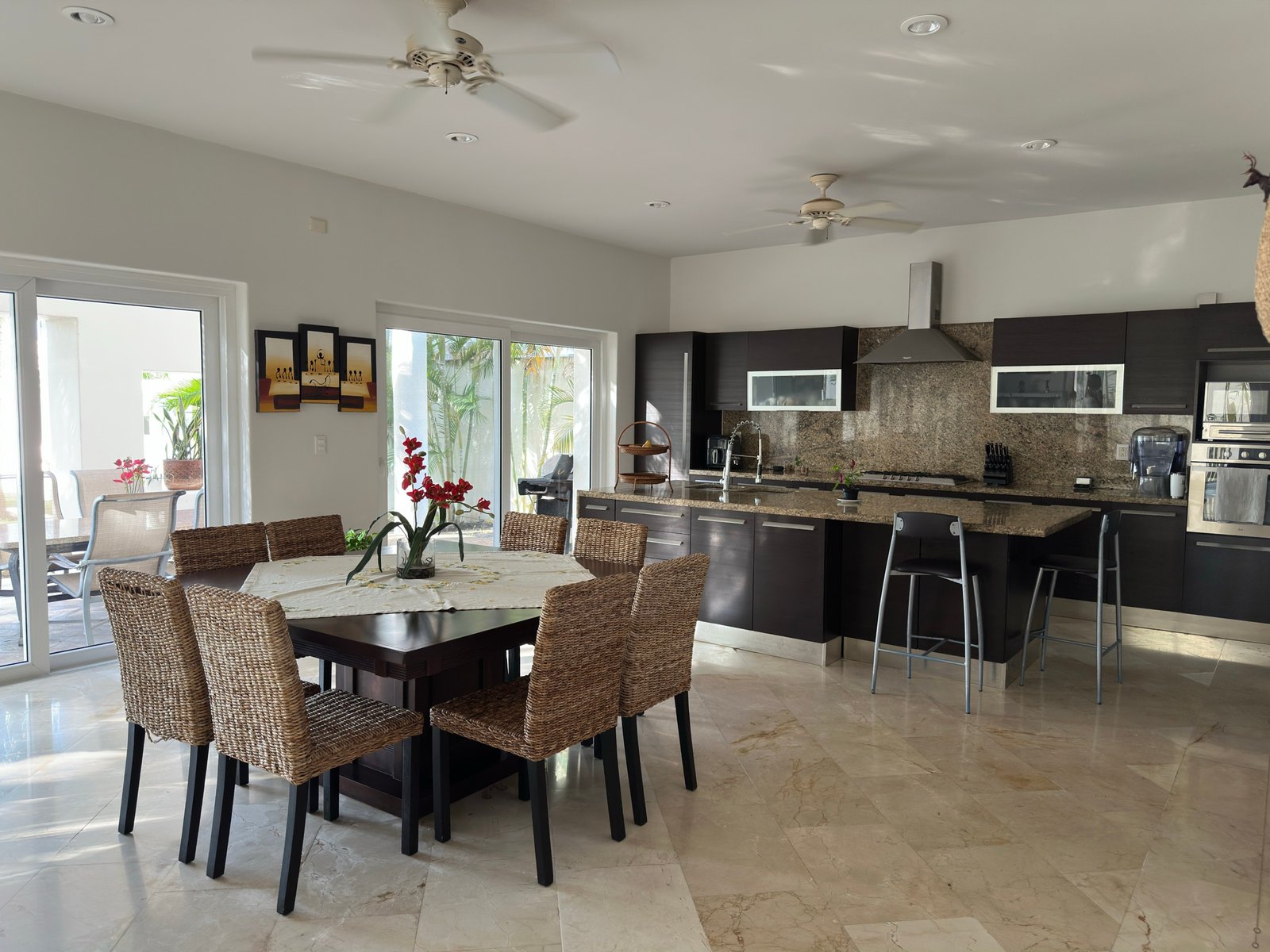 House for sale in Lagos del Sol, Cancun – main dining room and, at the back, a full kitchen.