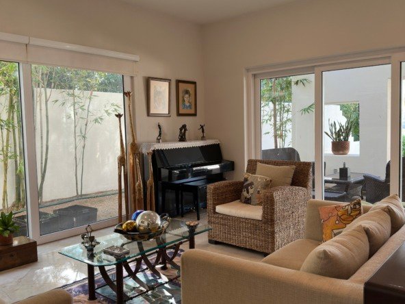 House for sale in Lagos del Sol, Cancun – living room with view of the backyard garden and side corridor