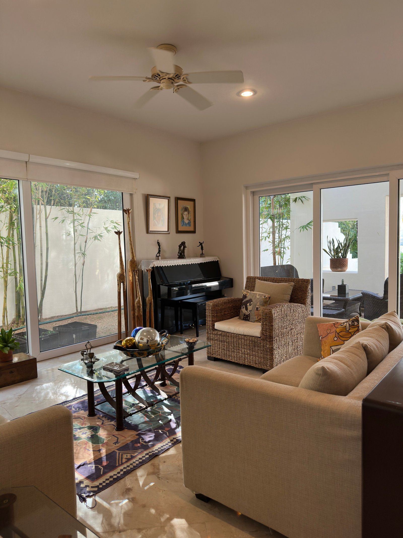 House for sale in Lagos del Sol, Cancun – living room with view of the backyard garden and side corridor