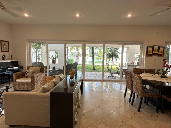 House for sale in Lagos del Sol, Cancun – living and dining room with view of the back garden