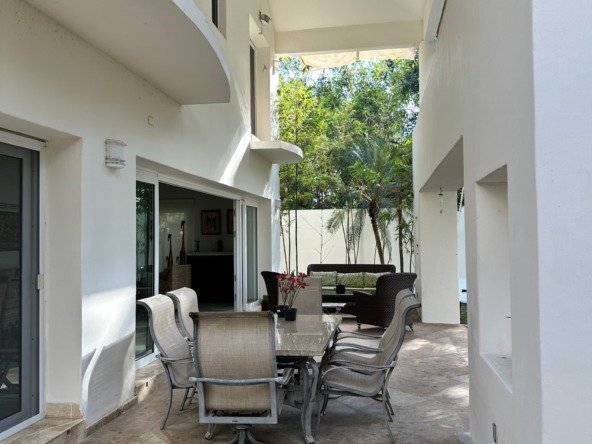 House for sale in Lagos del Sol, Cancun – cozy outdoor space with palm trees in the back.