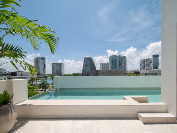 House for sale in Puerto Cancun - rooftop terrace with pool and spectacular views of the urban skyline