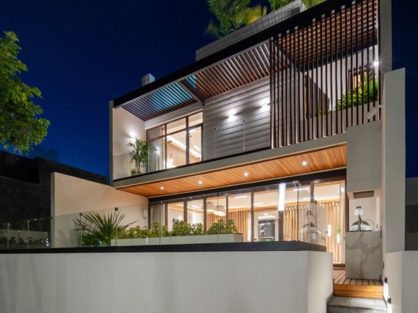 House for sale in Puerto Cancún – modern residence with contemporary architectural design, balconies featuring pergolas and planter boxes