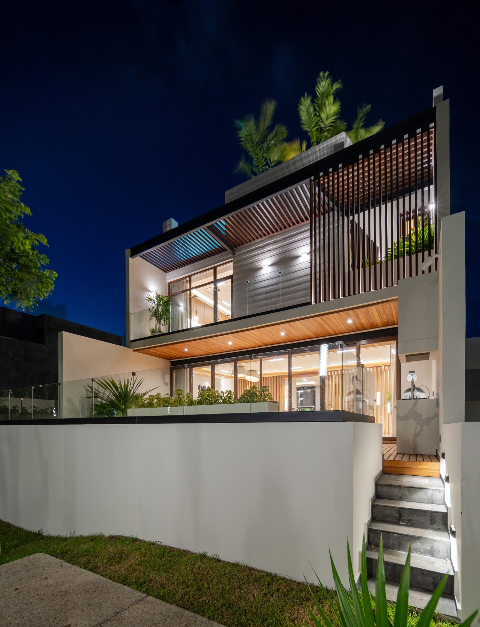 House for sale in Puerto Cancún – modern residence with contemporary architectural design, balconies featuring pergolas and planter boxes