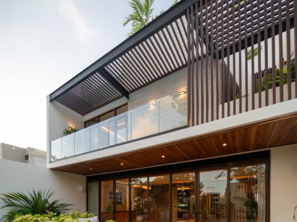 House for sale in Puerto Cancún – modern residence with contemporary architectural design, balconies with pergolas and planter boxes