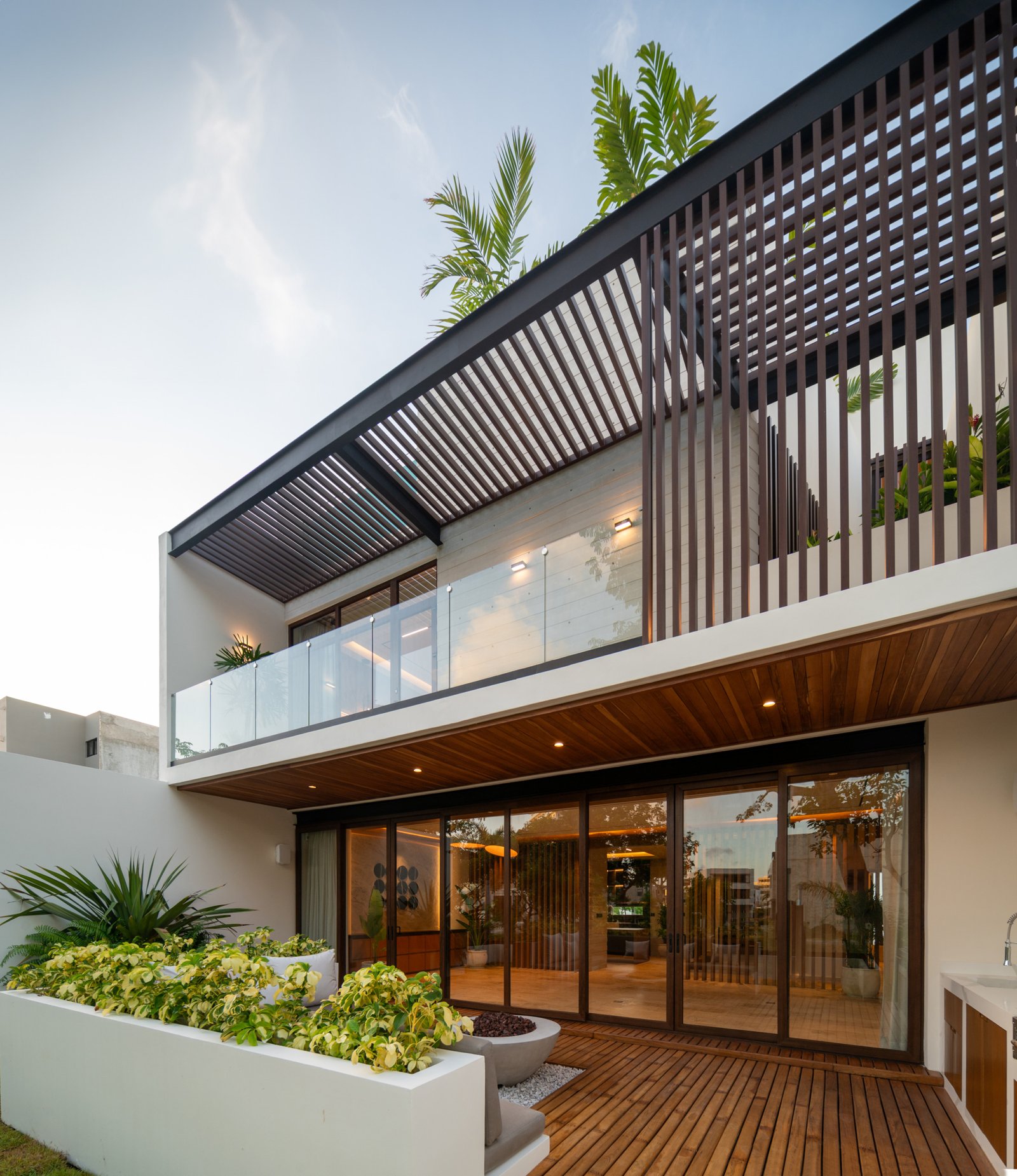 House for sale in Puerto Cancún – modern residence with contemporary architectural design, balconies with pergolas and planter boxes
