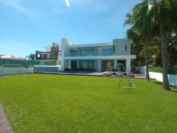 House for sale Isla Dorada Cancún – garden with pool view