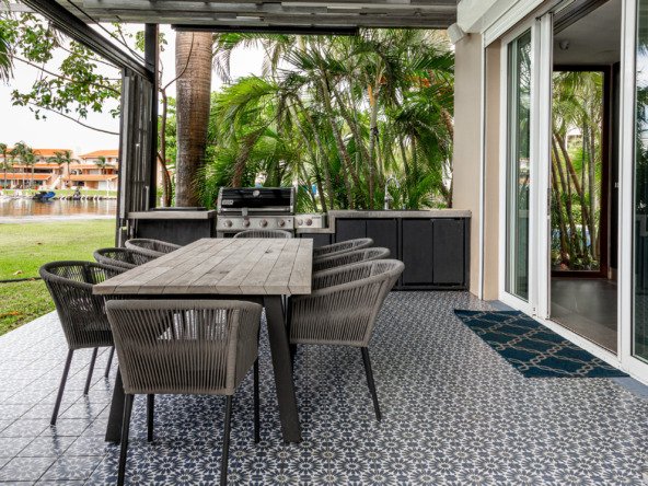 House for sale Isla Dorada hotel zone Cancún – barbecue area, back of the house and with lagoon view