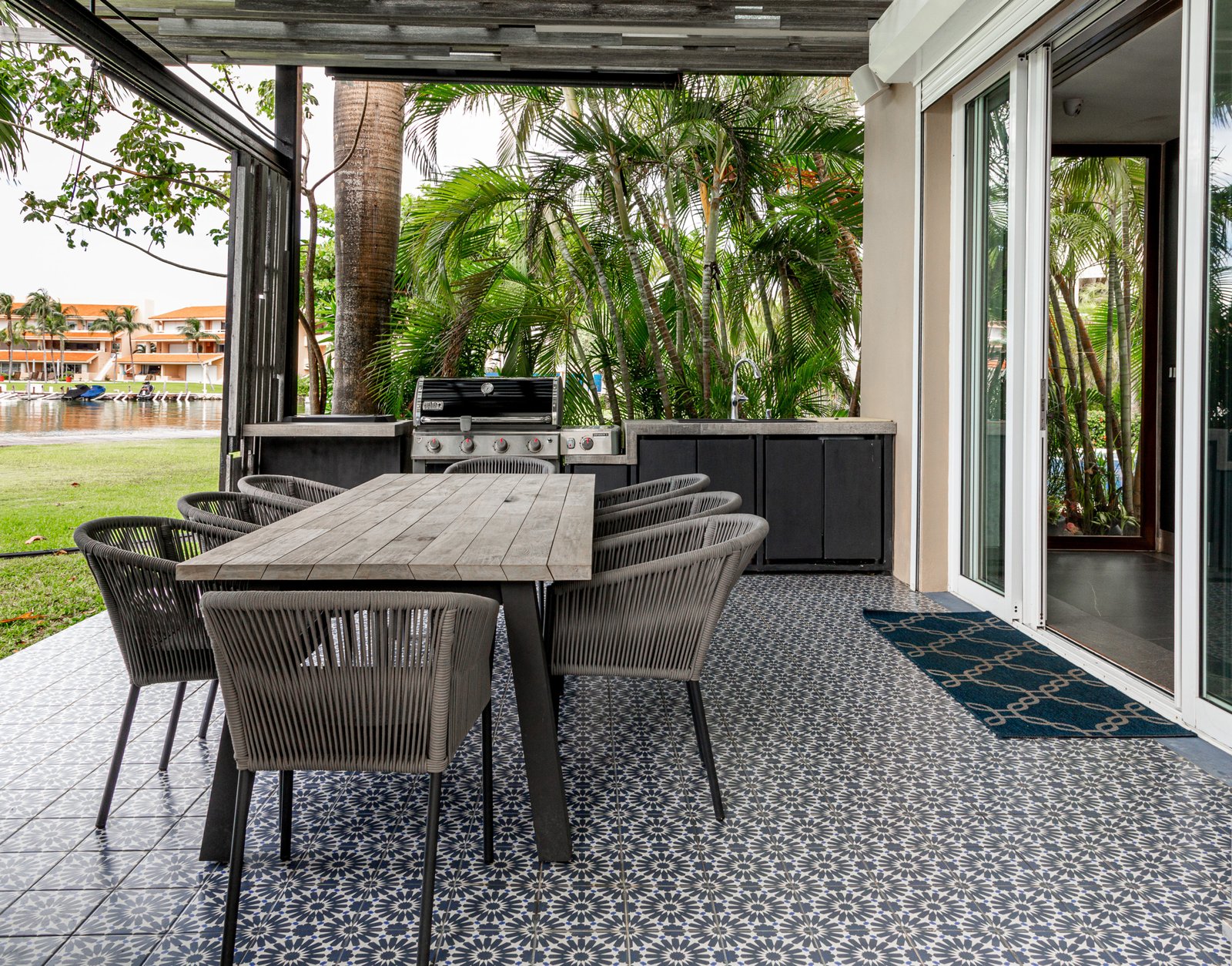 House for sale Isla Dorada hotel zone Cancún – barbecue area, back of the house and with lagoon view