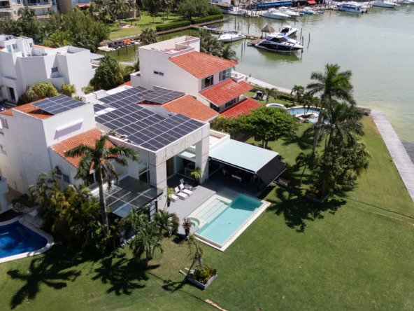 House for sale Isla Dorada hotel zone Cancún – aerial view of the house. The view toward the lagoon can be seen.