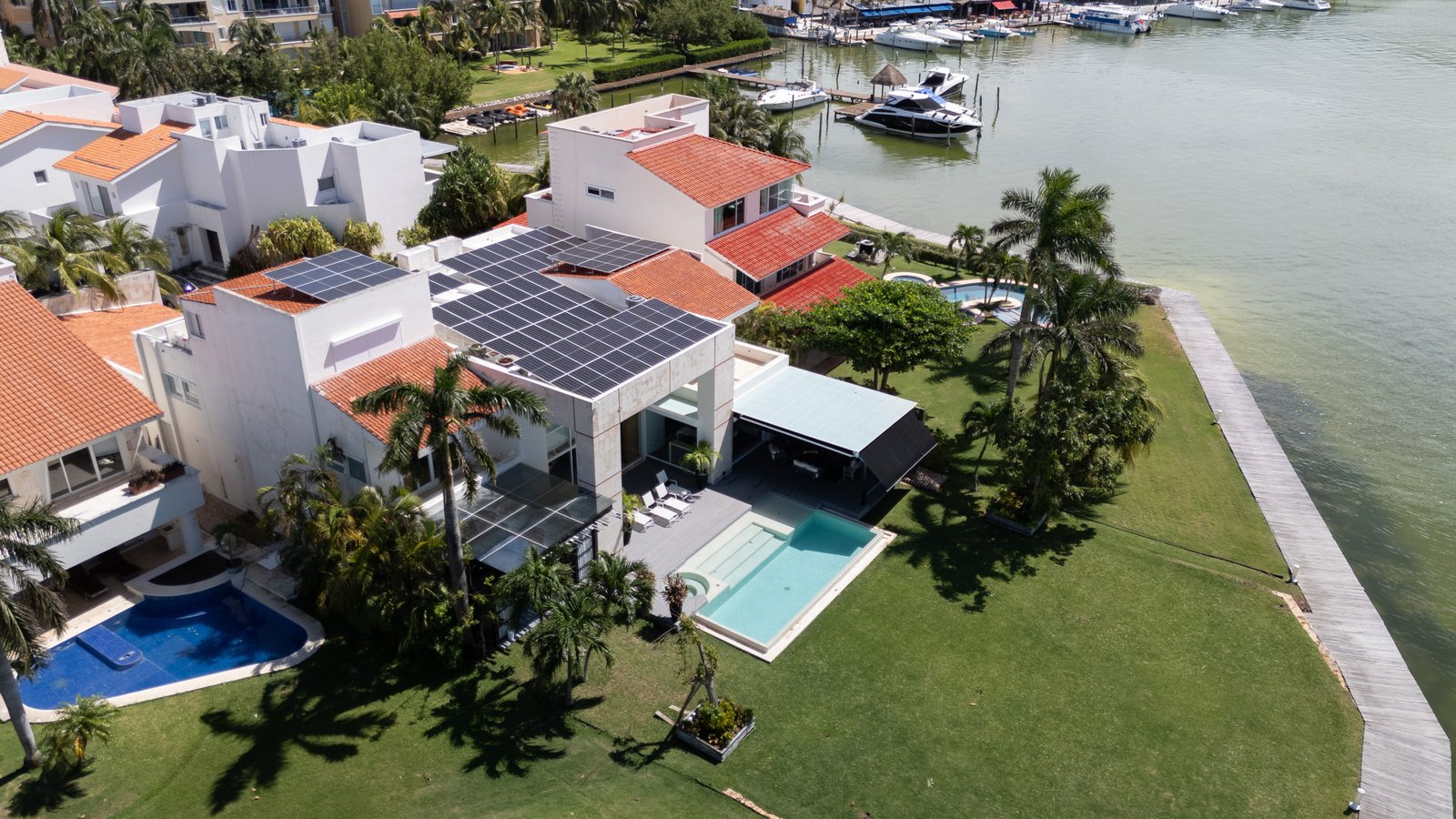 House for sale Isla Dorada hotel zone Cancún – aerial view of the house. The view toward the lagoon can be seen.