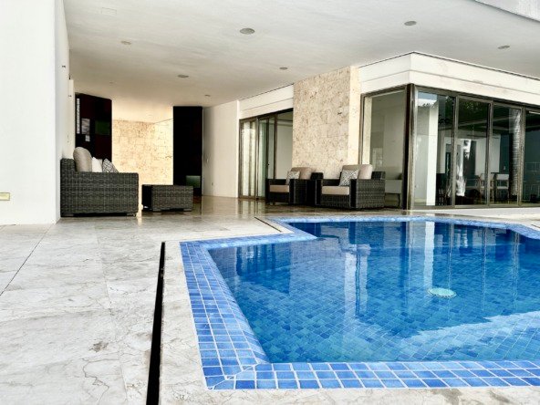 House for Sale in Cancun in SM 19 with Pool