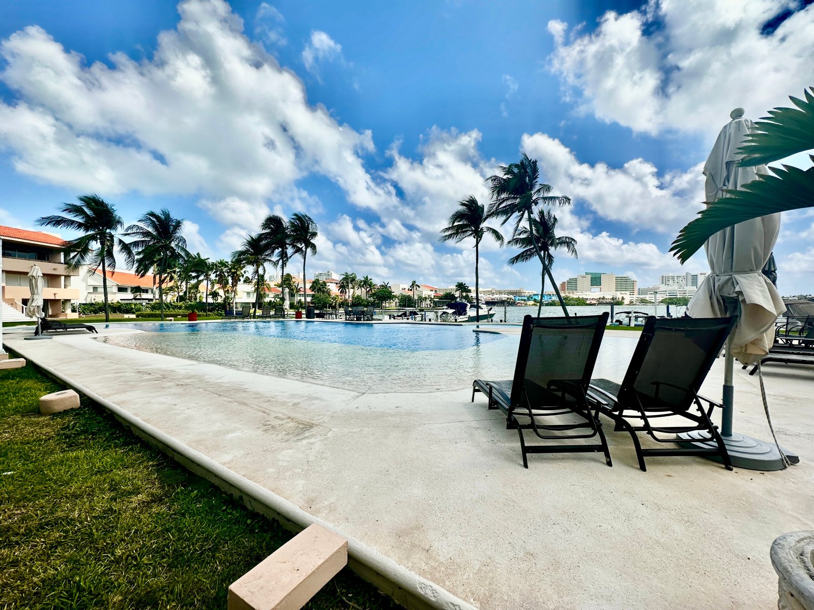 Condo for sale in Cancun in the Hotel Zone in Isla Dorada with pool