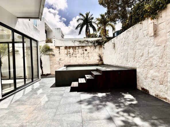 House for Sale in SM 16 Cancún with Pool