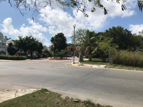 Commercial land for sale in SM 521 Cancún-Entrance