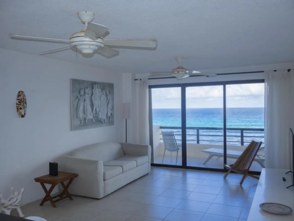 SEAFRONT APARTMENT IN CANCUN HOTEL ZONE LIVING ROOM