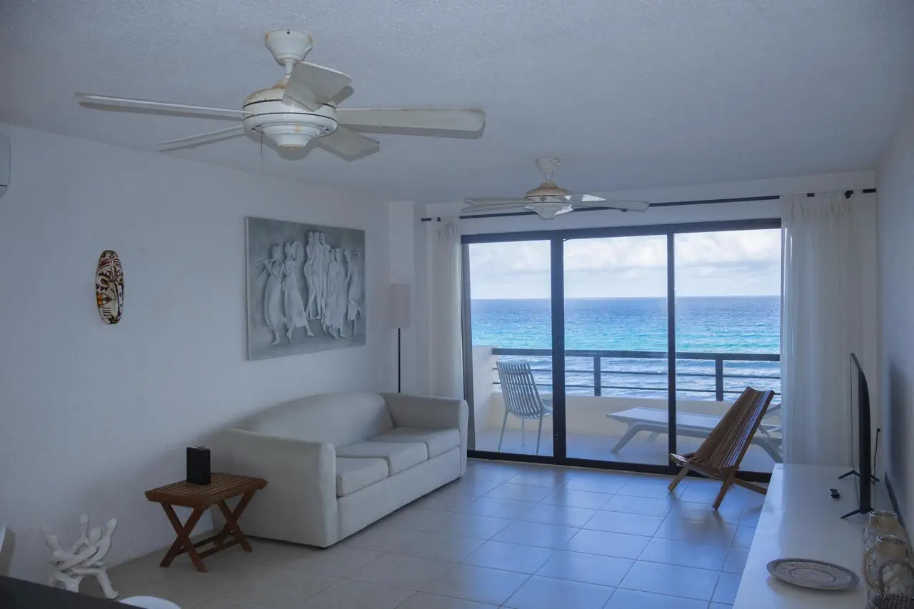 SEAFRONT APARTMENT IN CANCUN HOTEL ZONE LIVING ROOM