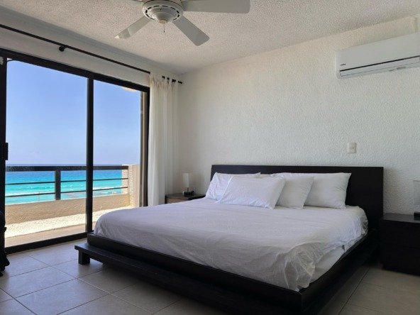 Beachfront condo for sale in Cancun Hotel Zone - bedroom